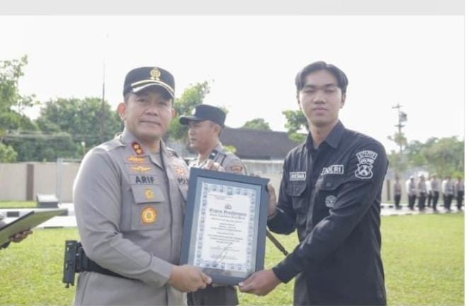 Polres Blitar Gelar Apel Jam Pimpinan dan Berikan Penghargaan kepada Anggota Berprestasi
